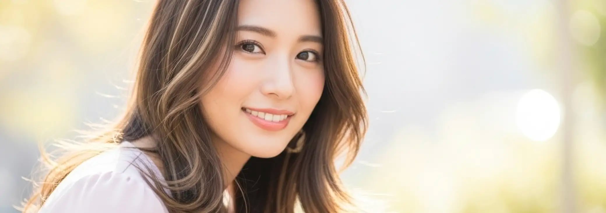 髪にハイライトを入れて微笑んでいる女性