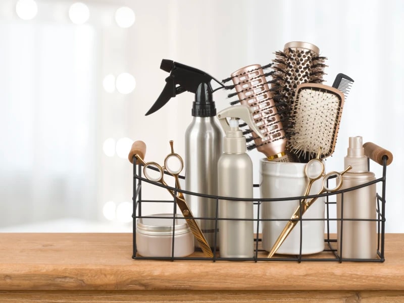 ブラシ、ハサミ、コームなどヘアケアに関連するグッズが収められているケース