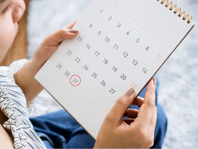 カレンダーを眺めている女性