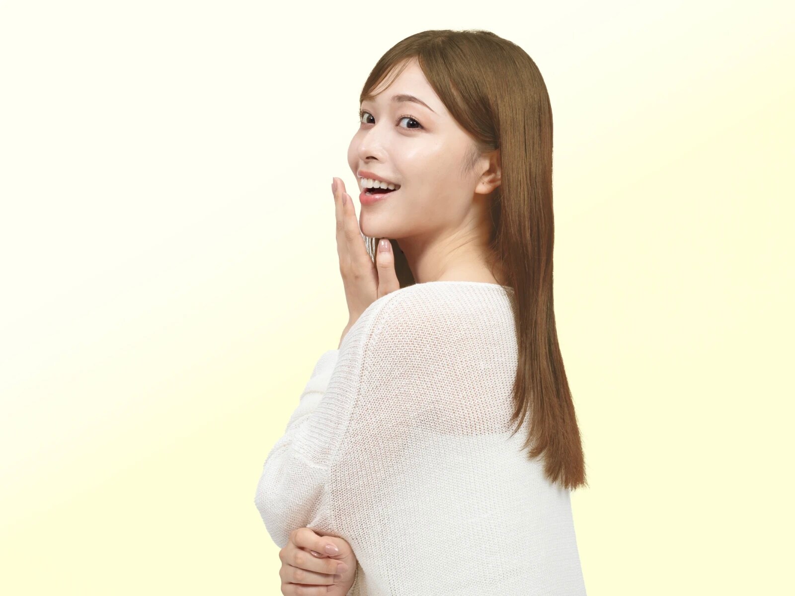 イエベに似合うビューティラボ/クリーミィカプチーノの髪色で微笑んでいる女性