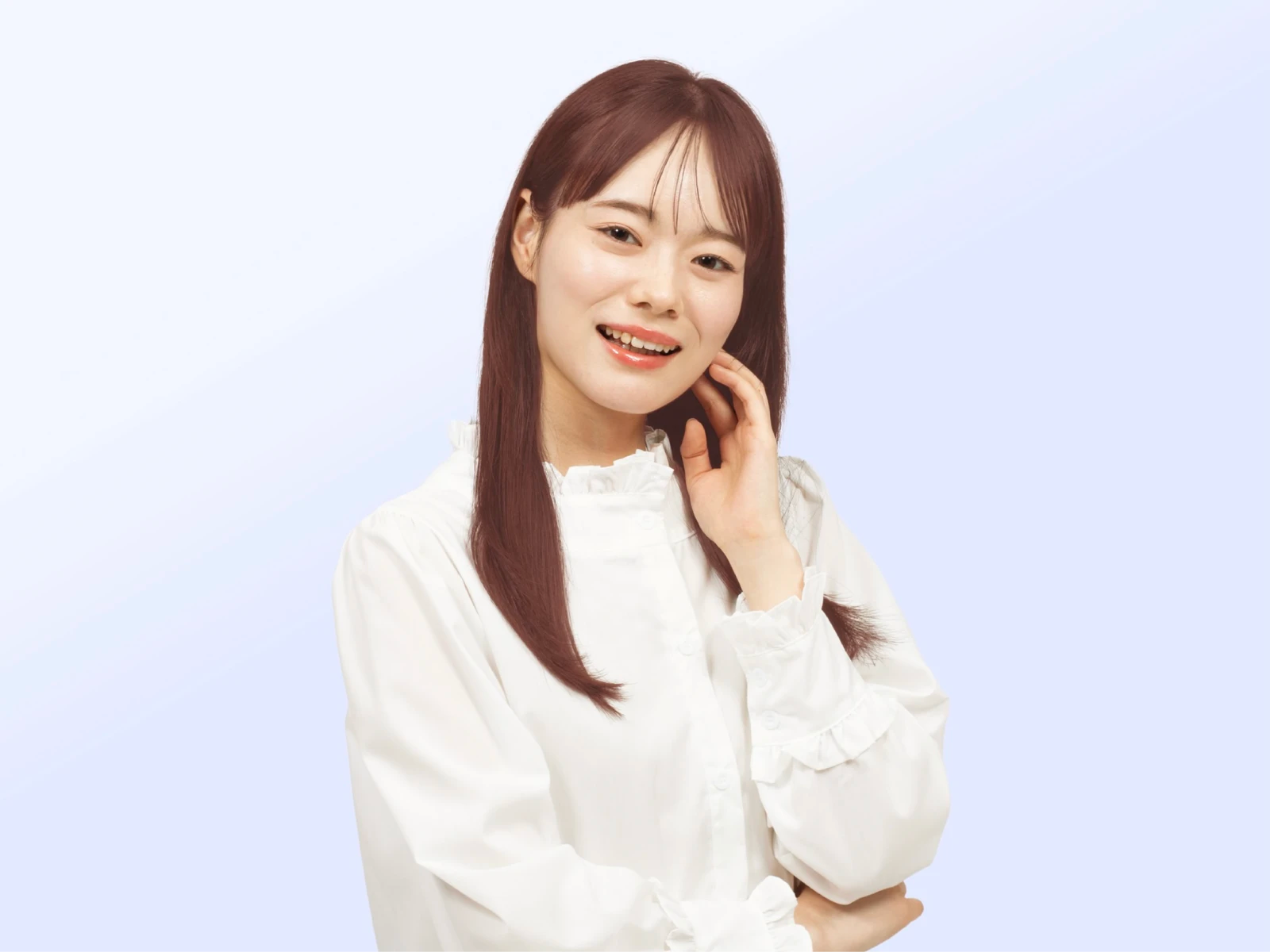 ブルベに似合うビューティラボ/アッシュピンクの髪色で微笑んでいる女性