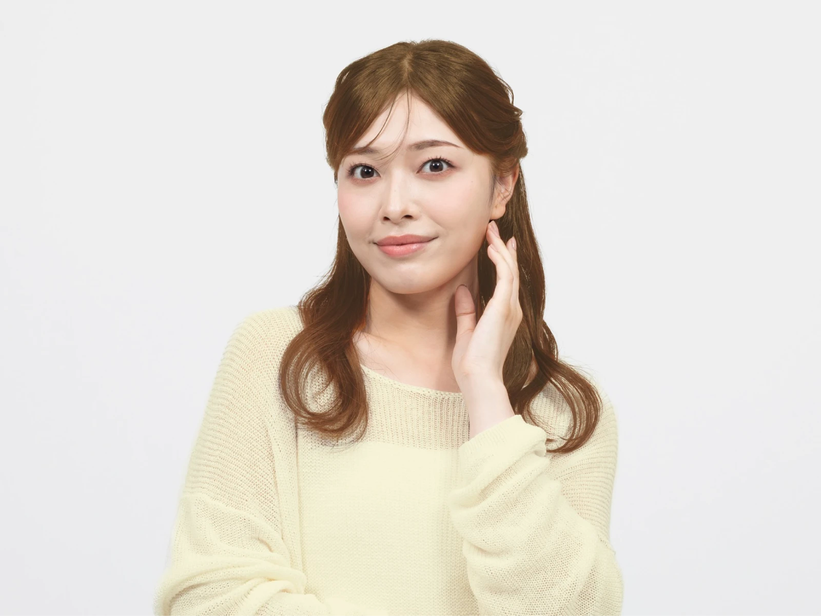 ヘアメイクアップアーティストがおすすめするイエベに似合うメイクで微笑んでいる女性