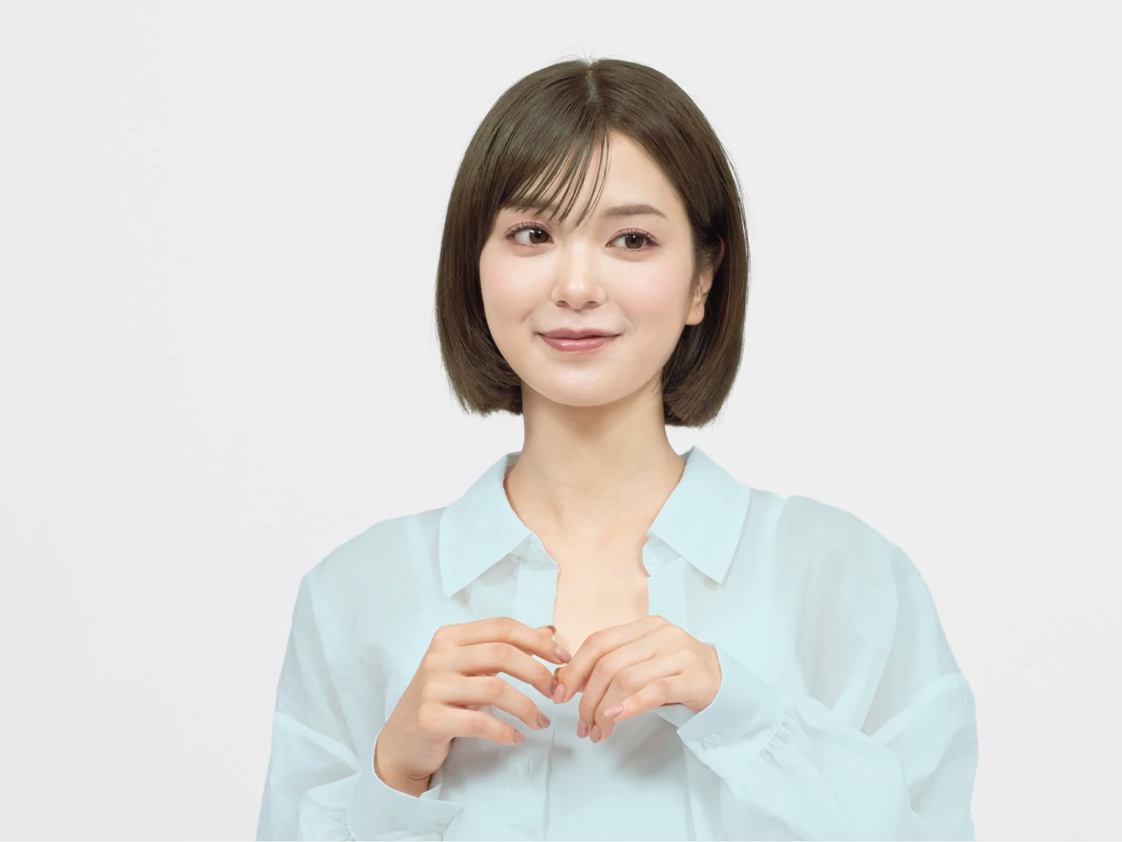 ヘアメイクアップアーティストがおすすめするブルベに似合うメイクで微笑んでいる女性