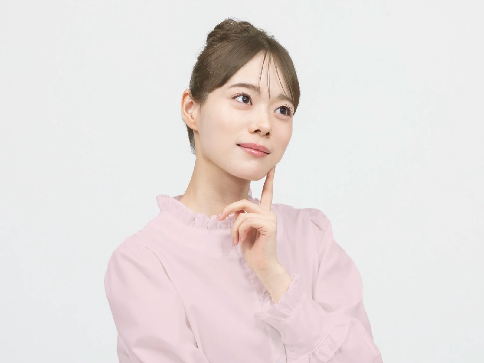 ビューティラボ/シルキーグレージュの髪色で頬に手を当てている女性