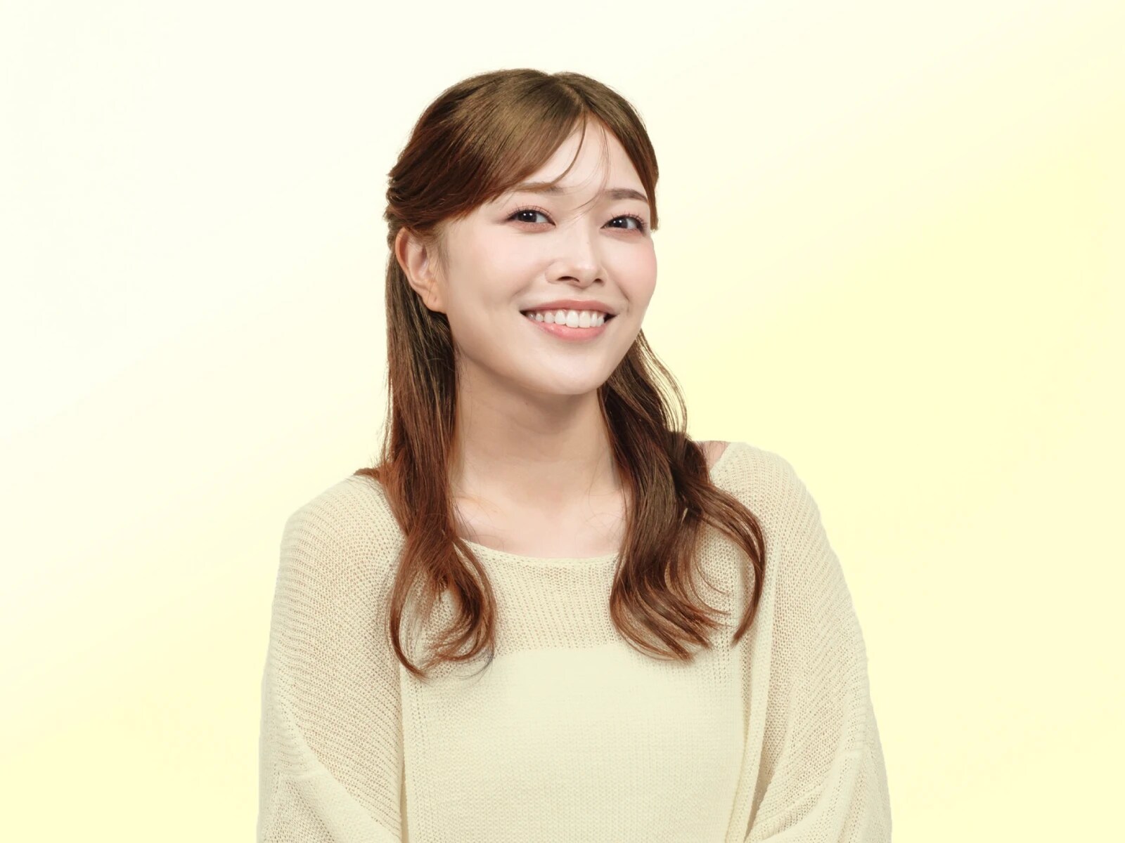 ビューティラボ/スイートブラウンの髪色をして笑顔を浮かべている女性