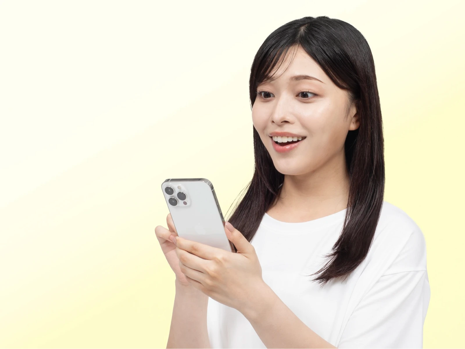 スマホで髪色シミュレーションを活用して髪色診断をしている笑顔の女性