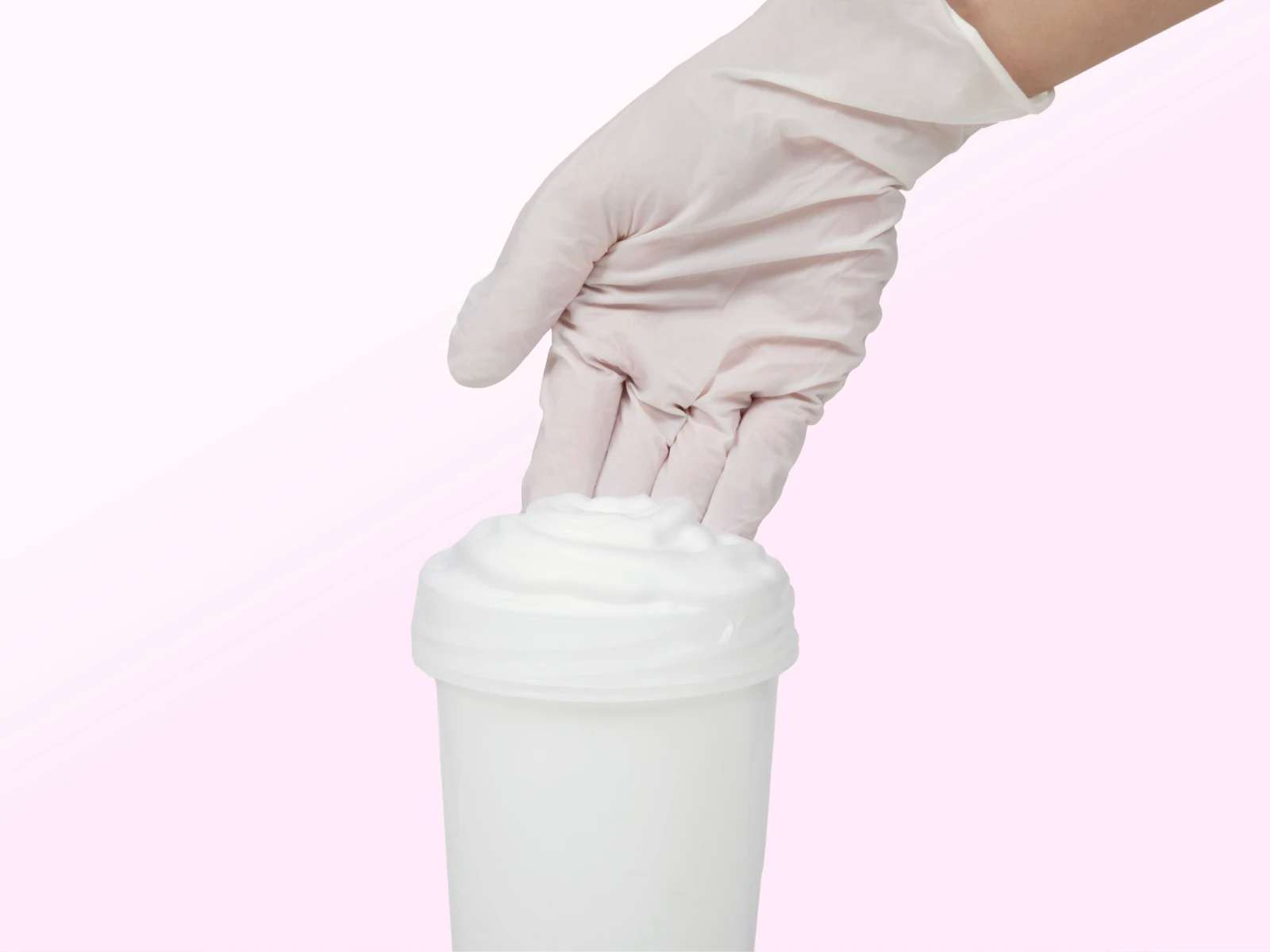 ビューティラボの泡のカラー剤を手袋ですくっているシーン