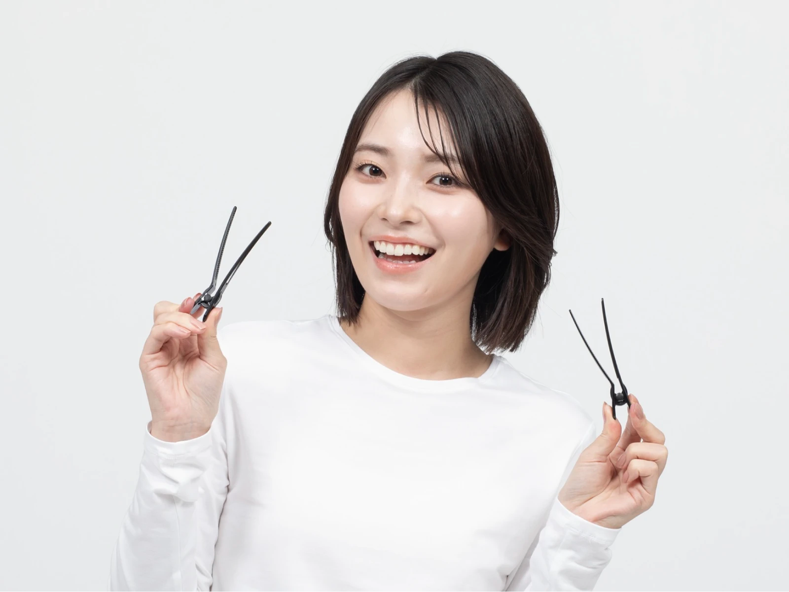 ダッカールを手に持って微笑んでいる女性