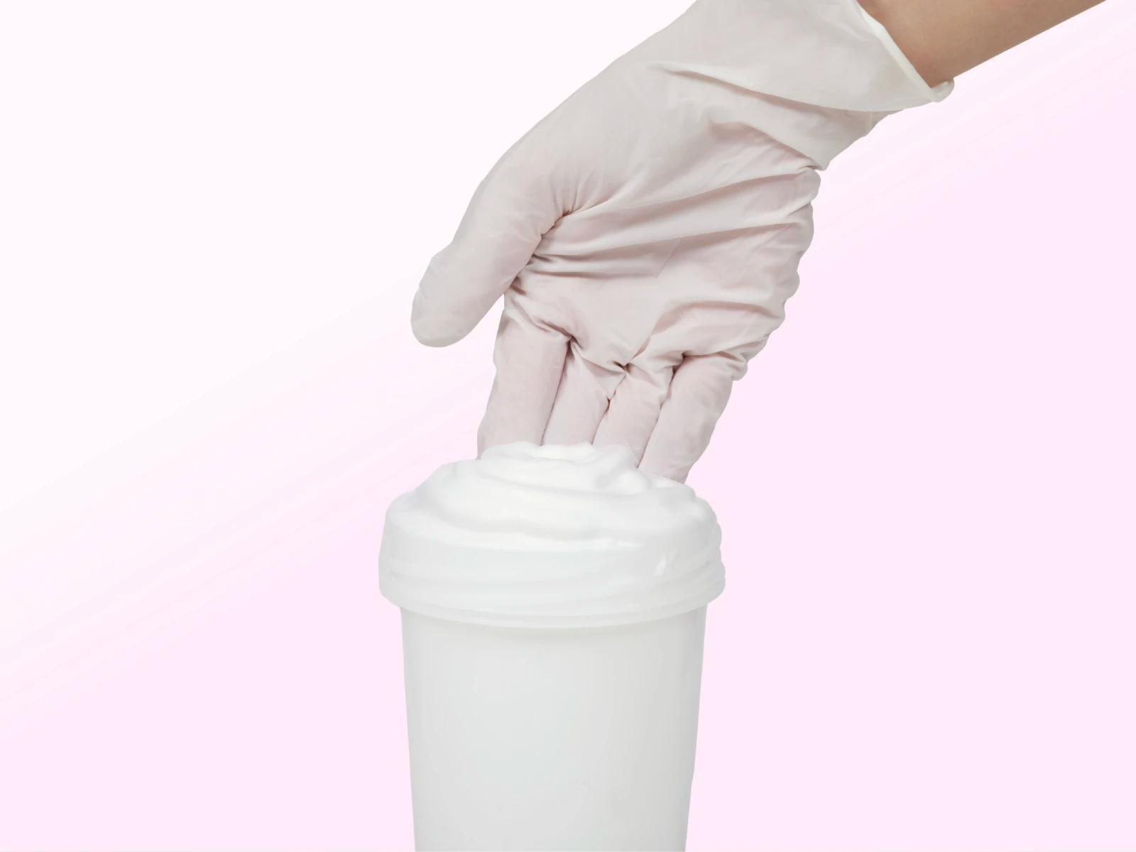 ビューティラボの泡のカラー剤を手袋ですくっているシーン