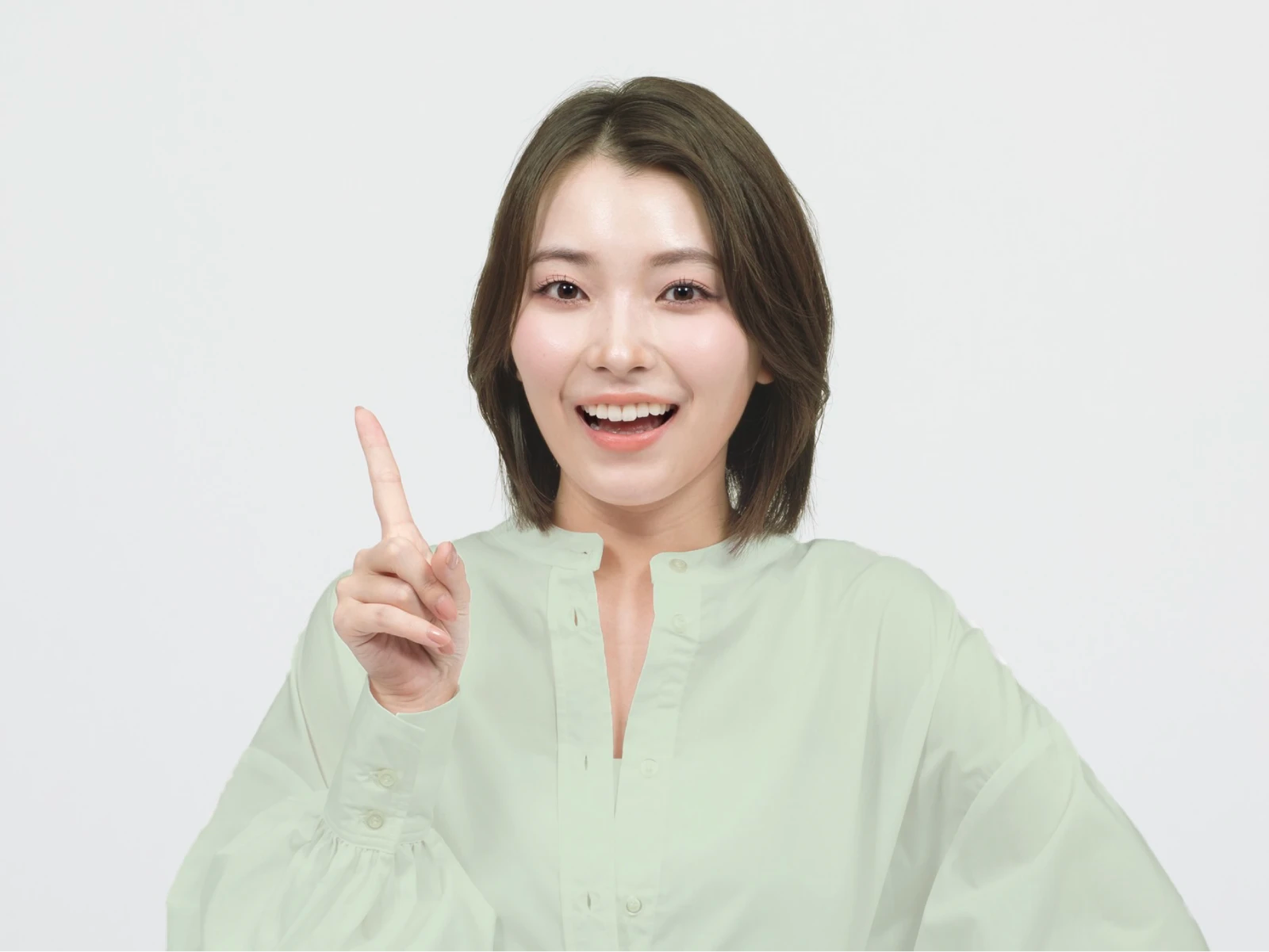 ビューティラボ/スイートグレージュの髪色をして人差し指を立てた笑顔の女性