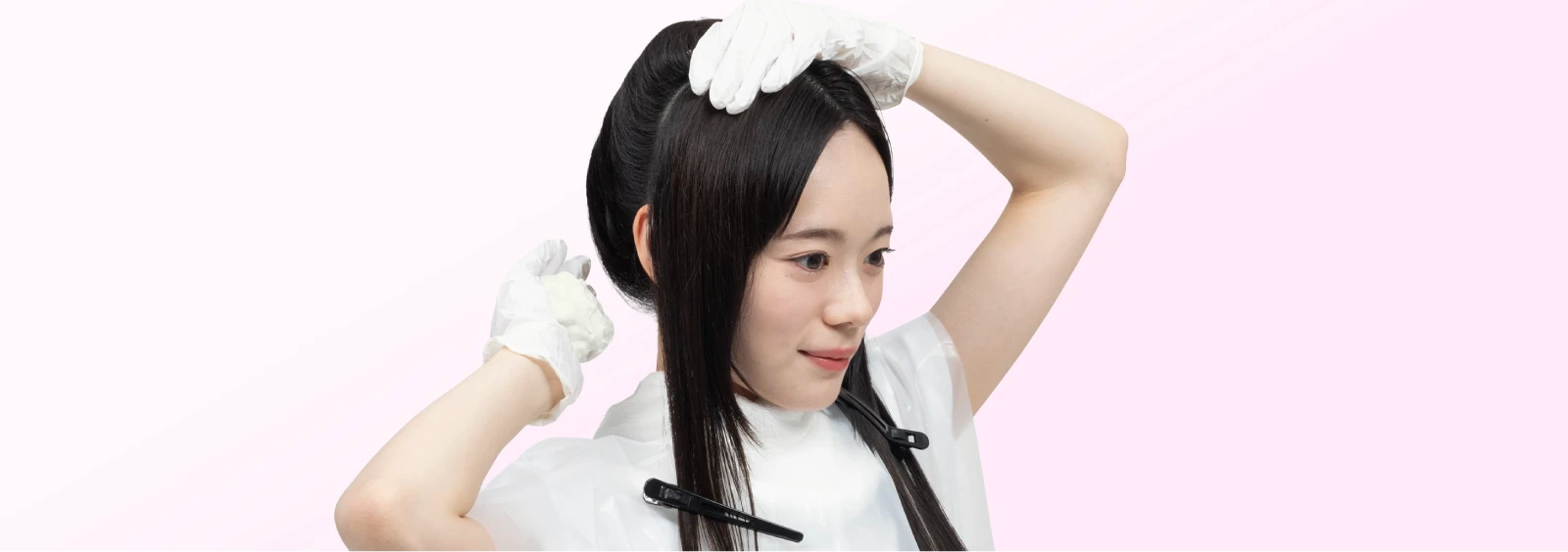 ケープを巻いてダッカールで髪をブロッキングしている女性