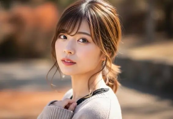 落ち着いたブラウン系の髪色をして微笑んでいる女性