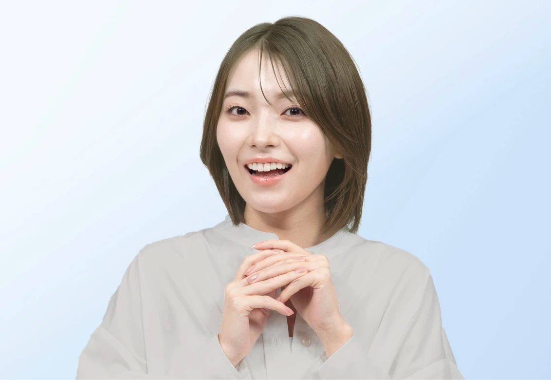 ビューティラボ/シルキーグレージュの髪色で微笑んでいる女性