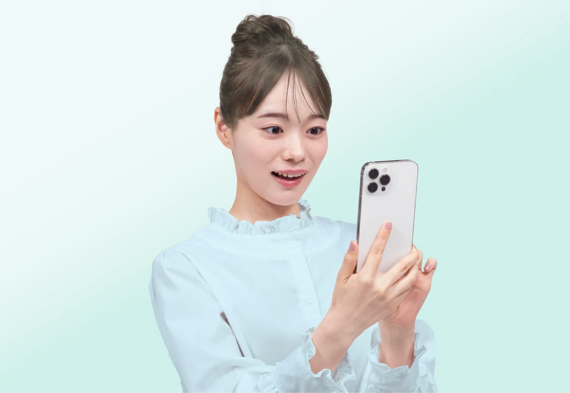 落ち着いたブラウン系の髪色をして微笑んでいる女性