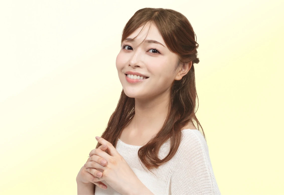 ビューティラボ/スイートブラウンの髪色をして微笑んでいる女性