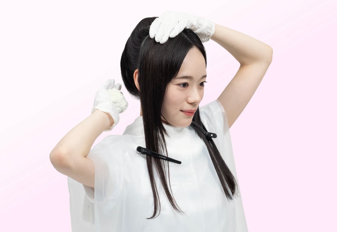 ケープを巻いてダッカールで髪をブロッキングしている女性